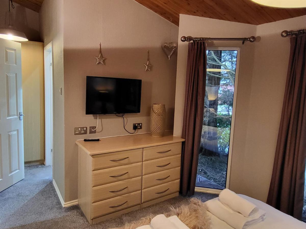 Cheerful 3 Bedroom Lodge At White Cross Bay 温德米尔 外观 照片